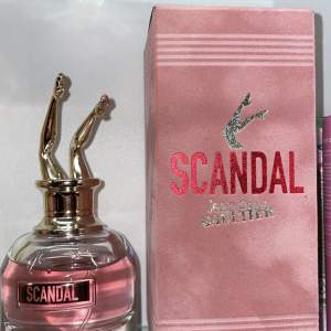 Scandal parfym jan paul gaultier 50ml. Använd några ggr. Nypris 980kr. 