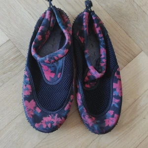 Badskor - Bad skor som saknar innersula, lätt o sätta dit en ny Perfekt att bada med om det är mycket stenar Passar 37-38  