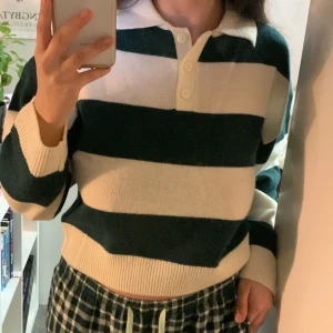 Randig stickad tröja med krage - En krämvit och mörkgrön tröja från H&M i storlek S men sitter inte tight och är lite croppad❤️ 