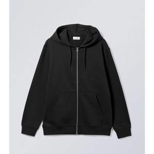 Standard svart zip hoodie från weekday i storlek L. Nästintill ny och oanvänd! Skick 9/10