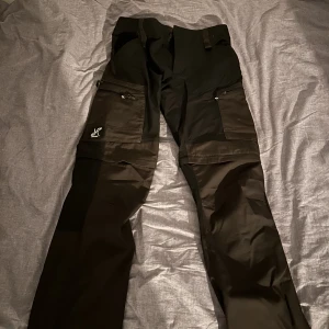 Gpx zip off pants revolution race - Säljer dessa gpx zip off pants, friluftsbyxa som går att göra om till shorts,finns dragkedja vid knäna. Aldrig använda endast testade. Mycket bra skick.