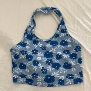 Blommig topp  - Säljer min blåblommiga topp som man drar över huvudet och blir öppen lite i ryggen💓perfekt till sommaren! säljer för 20+frakt😱🔥