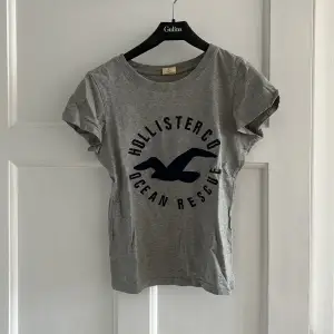 En supersnygg grå t-shirt från hollister💕 ganska använd men fortfarande i nyskick❤️❤️ jättefin form❤️