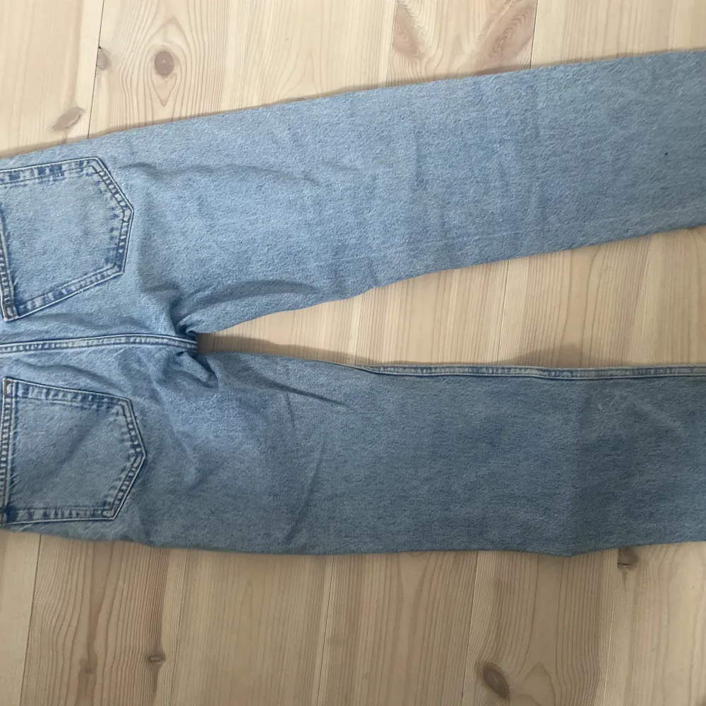 Ett par ljusblåa weekday jeans som är straight i modellen. Säljer pågrund av att dem är för små. Köpte dem för ca 700kr. Bra skick. . Jeans & Byxor.