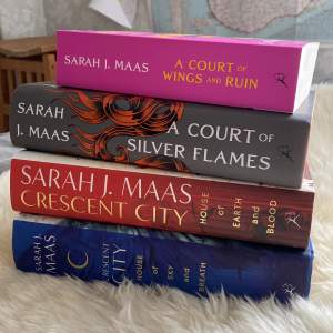 Sarah j maas fantasy böcker på engelska. Pocketen är helt ny och oläst. De andra är i nyskick. pocketen 50kr.