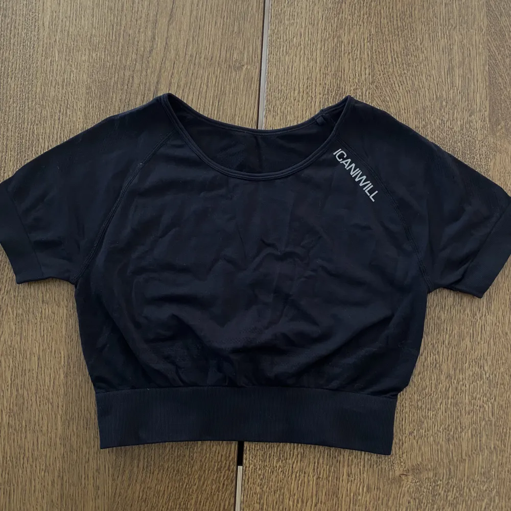 Define Seamless Cropped T-shirt svart i storlek S från ICANIWILL. Använd enstaka gång så bra och fint skick! Nypris 399 kr 💌. T-shirts.