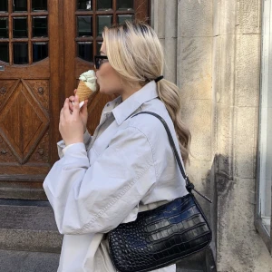 Vårjacka!  - Säljer min fina oversize vårjacka, går att justera vid sidan. 