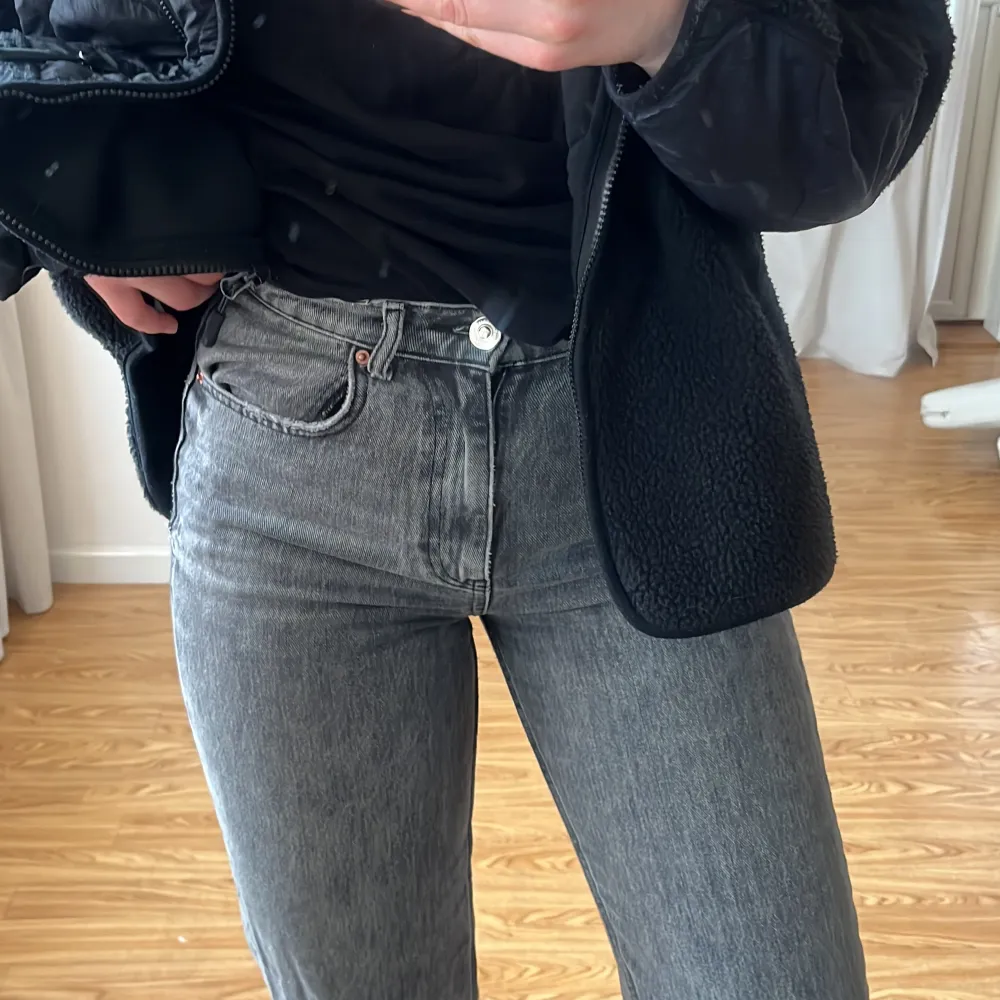 Ett par mörkgråa ”90s high waist jeans” i väldigt bra skick från Gina Tricot i storlek 36, 200kr + 60kr i frakt. Jag är 169cm lång 💖💖. Jeans & Byxor.