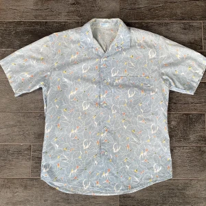 Skjorta - Tunn sommarskjorta storlek S. Den är en aning solblekt men i bra skick