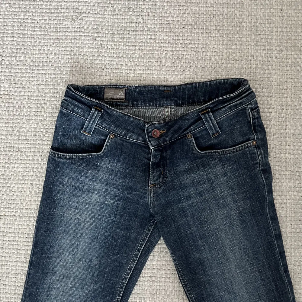 Lågmidjade jeans som ej kommer till användning😊 köpta second hand men i gott skick💕Jag är 168cm lång! !priset är inkl frakt!. Jeans & Byxor.