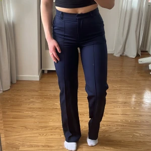 Madlady mörkblå kostymbyxor - Säljer ett par kostymbyxor från Madlady i EU36, längd regular (jag är 169cm) endast använda ett fåtal gånger, 200kr + 60kr frakt. 💙💙