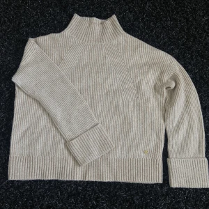 Stickad tjocktröja - Stickad tröja från Pernilla Wahlgrens kollektion. Pris kan diskuteras 