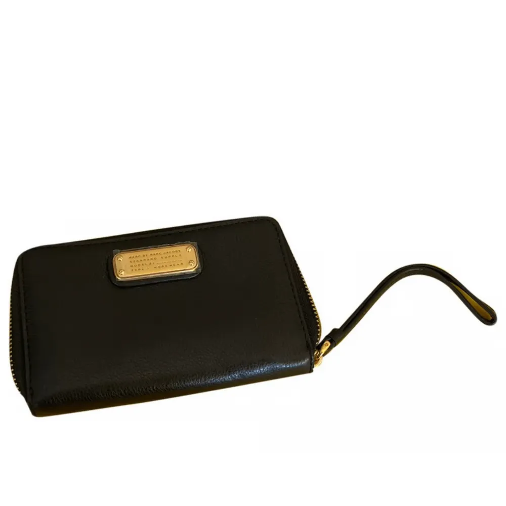 Marc Jacobs väska med tillhörande plånbok i mycket fin skick.. Väskor.