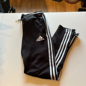 adidasbyxor - 5/10 skick, för små därför säljs de
