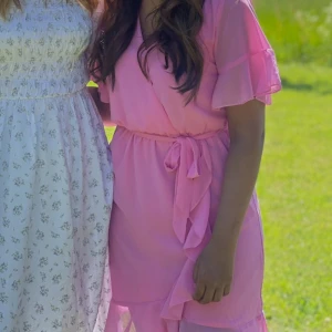 Sommar klänning  - Sommar klänning💗 Endast använd vid 2 tillfällen! Jätte fin sommar klänning i storlek S men skulle säga att den är stor till storleken. Ny pris tror jag låg runt 599kr💗finns inte längre att köpa. Pris går att diskutera. Vid stort intresse skapas budgivning