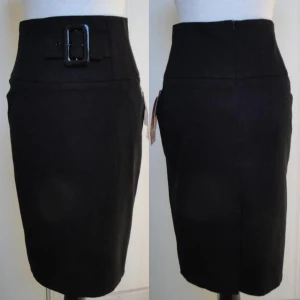 Chic snygg svart kjol  - (kan ej skicka fler bilder eller hur den ser ut på) helt ny oanvänd. storlek S. mått: runt midja 69 cm & längd 65 cm. möts i stockholm eller fraktar. 🖤