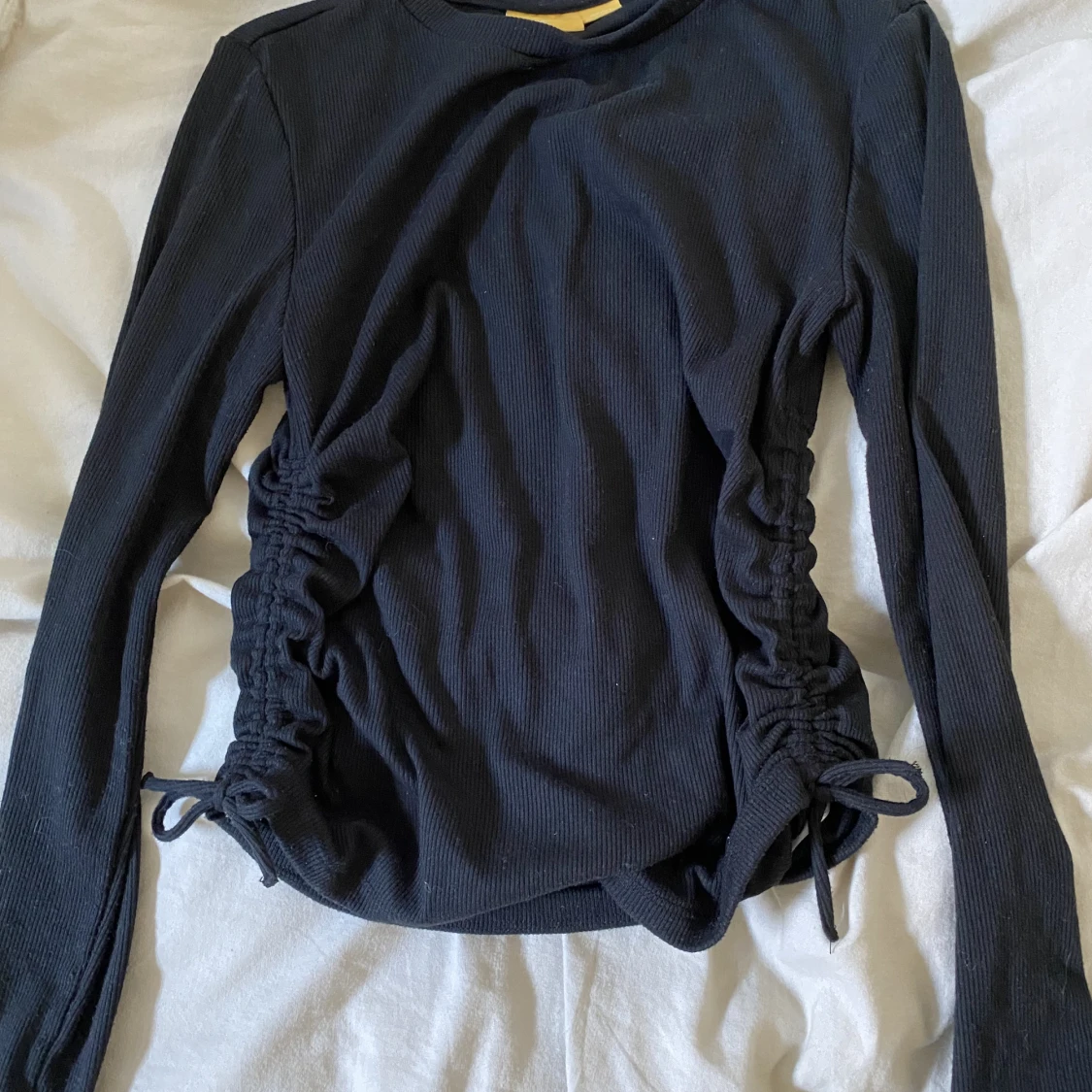 Svart långärmad tröja med detalj 🤍 - 90