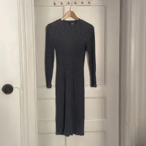 H&M långärmad klänning Strl. 36 blå i ribbat material