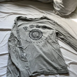 Polo Ralph Lauren  - Säljer min Ralph lauren sweatshirt eftersom den inte kommer till andvändning längre. Bra skick 7eller8/10. Köptes för 700kr