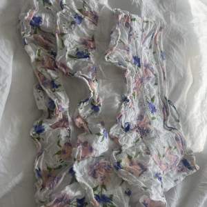 En jätte fin sommar kjol som kommer ifrån zara och nypris ca 350 men säljer för 250