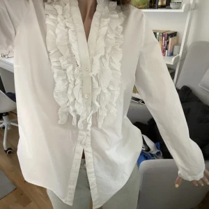 Vit blus/skjorta - Nyskick, från Lindex!💘