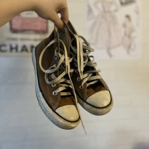 Bruna converse - Jag säljer mina kära converse då de inte kommer till användning :’( Jag köpte de 2hand så de är i använt skick, men den enda synliga defekten är att den ena lappen var lite lös och jag är tydligen inte så bra på att limma! 😋🤟Tvättar innan frakt!