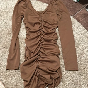 Feta klänning  - Brun fest klänning köpt från Shein i storlek Xs. Endast använd en gång! 