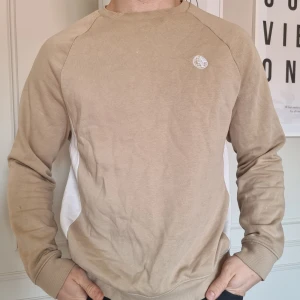 Collegetröja - En collegetröja från Dividend (H&M). Inköpt utomlands, jätteskön.  