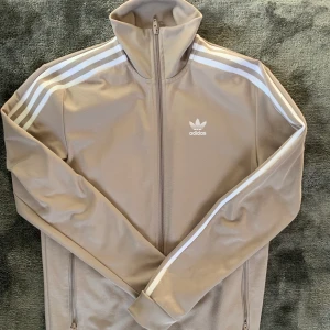 Adidas tröja - Säljer denna snygga adidas kofta som är helt oanvänd!