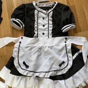maid dress - Säljer en maid dress som typ aldrig blivit använd så den är i bra skick, DMa eller kommentera innan du klickar på ”köp nu”