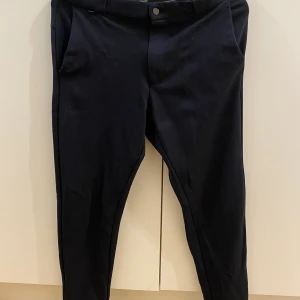 Mörkblå chinos i strl 38 - Mörkblå chinos i strl 38