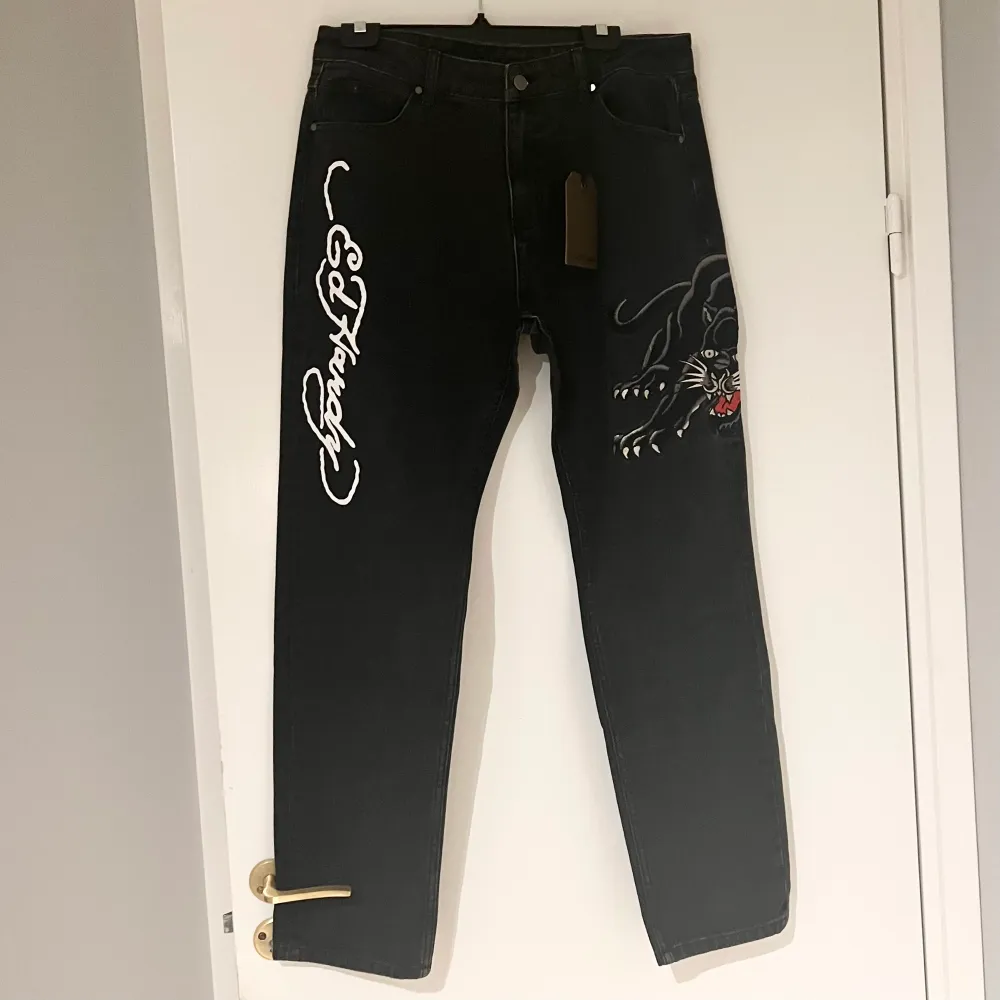 ASFETA Ed Hardy jeans i storlek M. Så jävla coola men passa tyvärr inte. Helt nya, endast provade. . Jeans & Byxor.