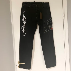 Ed Hardy Jeans - ASFETA Ed Hardy jeans i storlek M. Så jävla coola men passa tyvärr inte. Helt nya, endast provade. 