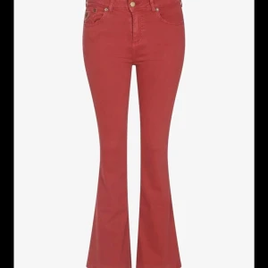 Lois jeans  - Säljer min haket oanvända Lois jeans som har kvar prislappen!!!!! Säljer pga att de inte passade och kom inte till användning. 💕Jättefina och coola!!💕🤩🤯skriv vid intresse och pris kan diskuteras