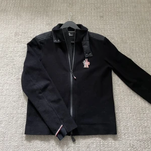 Moncler Maglia Cardigan  - Säljer en Moncler Maglia cardigan som är i jättebra skick! Skick 9/10! Den är köpt på NK i Stockholm och har tags och kvitto kvar! Hör gärna av dig om du har frågor!