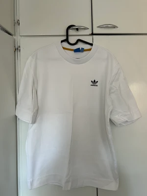 Adidas oversized T-shirt  - Adidas oversized T-shirt storlek M