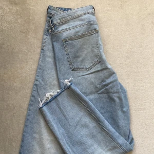 Ljusblå, straight jeans  - LINDEX Nea jeans. Avklippt detalj nedtill. Använt men fortfarande kvar att ge!😊