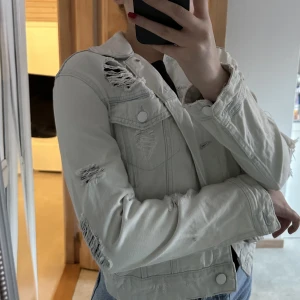 Denimjacka - Denimjacka / jeansjacka med slitningar i en ljustvättad jeansfärg!🩵 