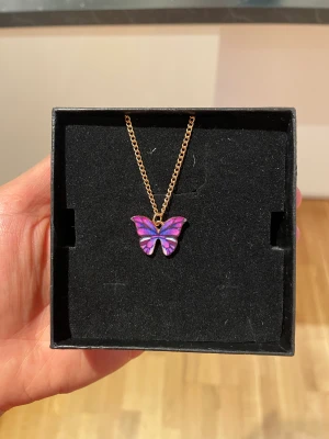 Vacker halskedja med fjäril hänge - Tillverkad av kvalitetszinklegeringsmaterial, designad av charmig fjäril, absolut iögonfallande och unik, perfekt för dagligt bruk. Gör ditt liv lika vackert som fjärilen. Perfekt presentval❤️  Oanvänd. Asken följer inte med.