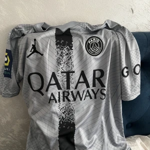 Mbappe fotbolls tröja  - Hej säljer en jätte fin psg tröja med mbappe på ryggen  