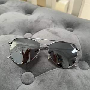 Helt nya solglasögon från guess, nypris 1500kr säljer för 750. Pris kan diskuteras. Finns andra solglasögon i min profil
