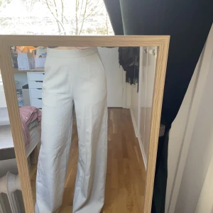 NAKD kostymbyxor - Beige kostymbyxor från NAKD, jätte fint skick med en dragkedja på sidan, sitter overzised och är lång på mig som är 168