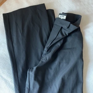 Kostymbyxor djerf avenue tall - Säljer otroliga kostymbyxer från djerf avenue men som är för små! De är oanvända men jag fick inte returnera pga världens minsta skråma (kan skicka bild). De är från tall-sektionen och är i storlek M🌸🫶💗