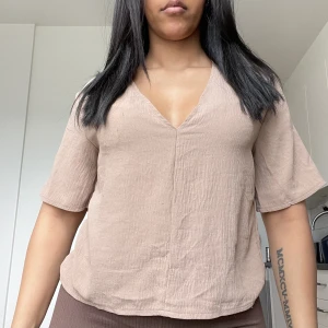 Topp - Säljer denna toppen , använd men i fint skick . 