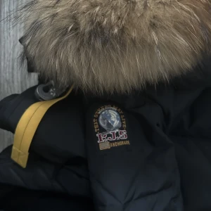 Parajumper jacka dam - Hej hej! Säljer min fina och knappt använda äkta parajumper jacka, i storlek S. Kom med bud då jag kan förhandla🌸🙂