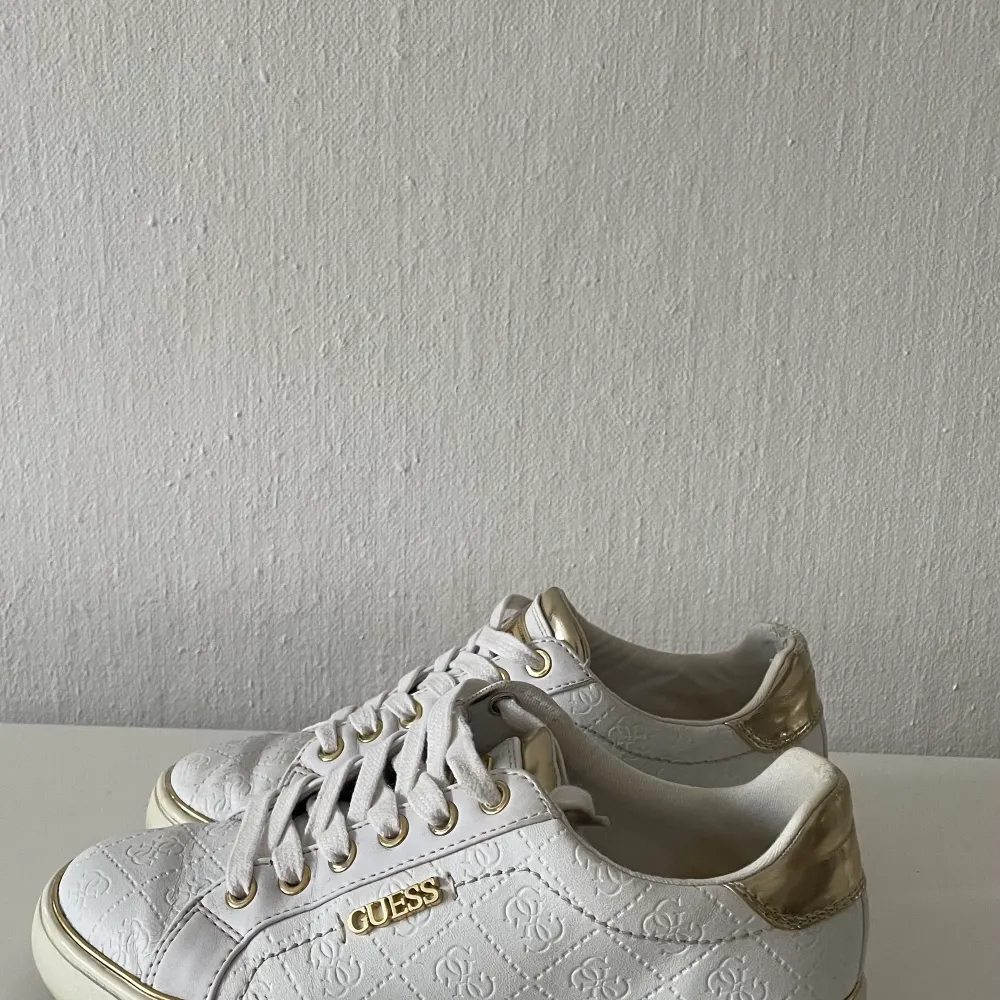 Fina sneakers strl 37 Guess. Inte använd så många gånger men slitage finns. Kommer med orginalkartong. Tyvärr så har den inte kommit till användning för mig och hoppas att den får en ny ägare. Se mina övriga aktioner! ❤️. Skor.