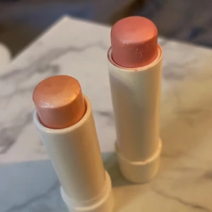 Skinande läppbalsam - 2 st läppbalsam med lätt rosafärg och lite skimmer i sig, ett från Normal i färgen Pearlshine och ett från Labello/Nivea i färgen Pearly Shine 5 kr för båda dem är aldrig använda eller testade❤️