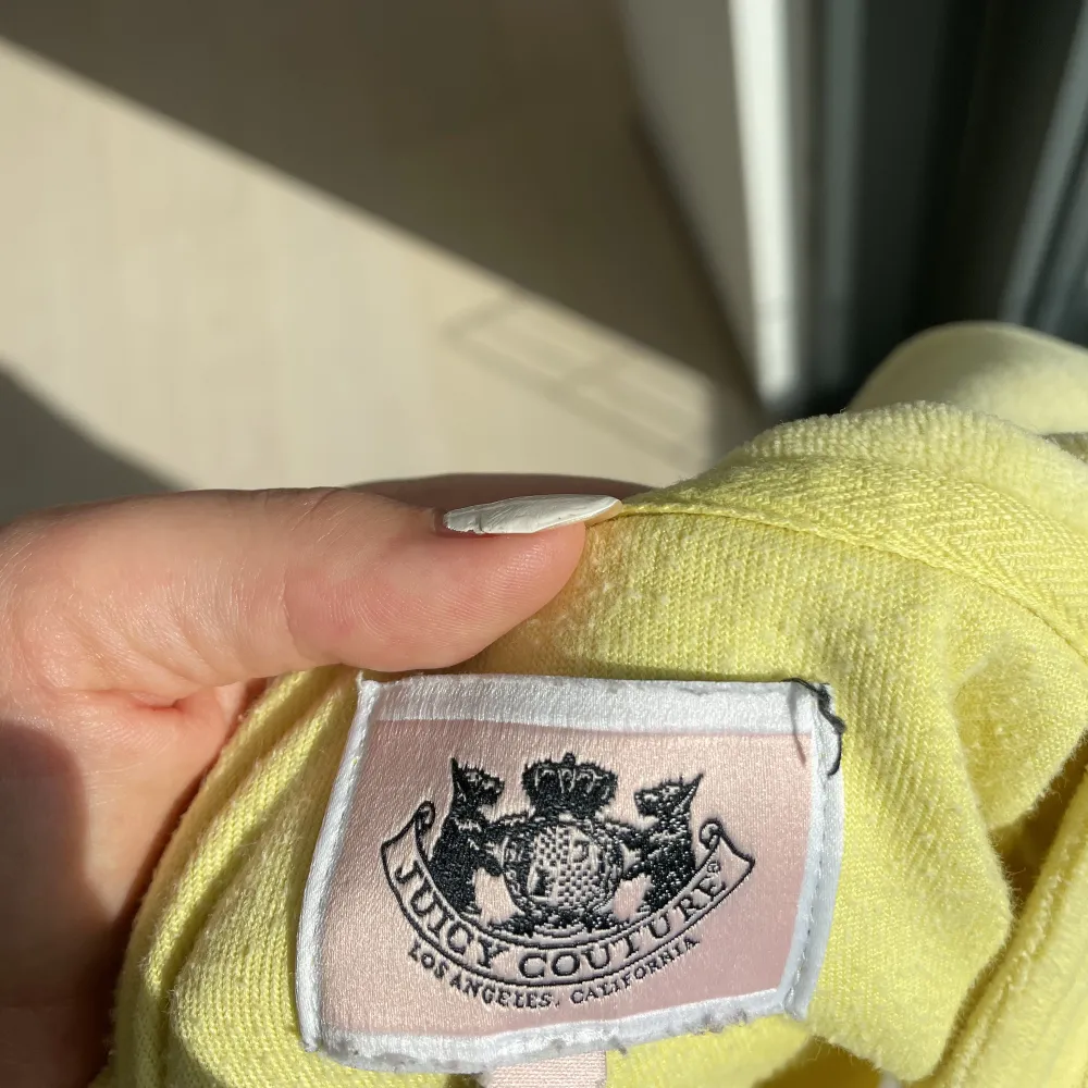 Gullig gul juicy couture zip hoodie i väldigt fint skick!💛Fint turkost tryck på ryggen🐱. Hoodies.
