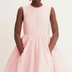 Klänning från Simone Rocha x H&M, modell Pink Cloque Dress. Helt ny, men utan prislapp.  Storlek: 34 Material: Polyester Nypris: 1500 SEK