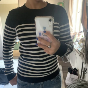 Randig tröja - Säljer min finstrimlade randiga tröja från tezenis! Använd fåtal gånger